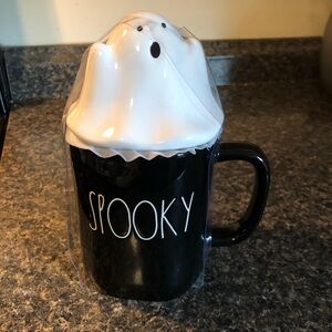 NWT Halloween Rae Dunn Spooky coffee cup with ghost on top